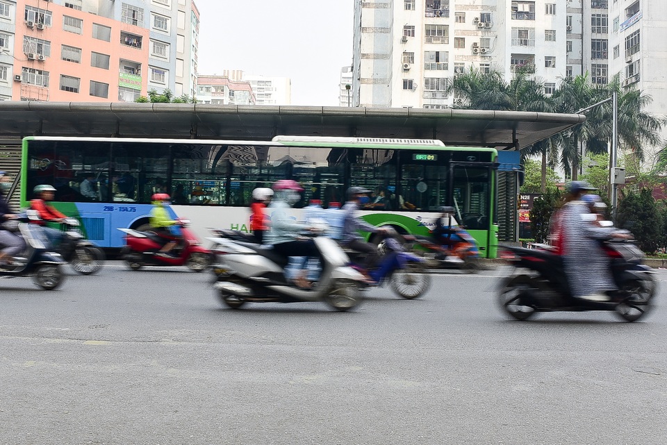 Toàn cảnh hai tuyến đường Hà Nội đang xem xét thí điểm cấm xe máy - 12 Toàn cảnh hai tuyến đường Hà Nội đang xem xét thí điểm cấm xe máy - 12