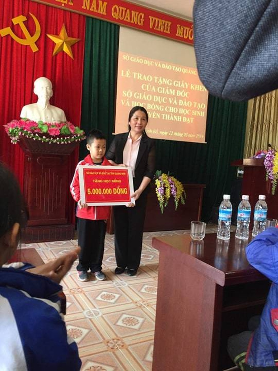 Bộ trưởng Phùng Xuân Nhạ gửi thư khen cậu bé vùng cao vượt 100km đi học tiếng Anh - 1 Bộ trưởng Phùng Xuân Nhạ gửi thư khen cậu bé vùng cao vượt 100km đi học tiếng Anh - 1