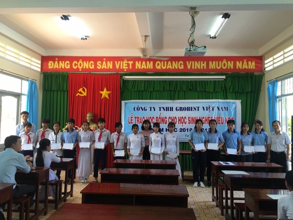 Công ty Grobest VN trao 130 suất học bổng đến học sinh nghèo tỉnh Tiền Giang - 1 Công ty Grobest VN trao 130 suất học bổng đến học sinh nghèo tỉnh Tiền Giang - 1