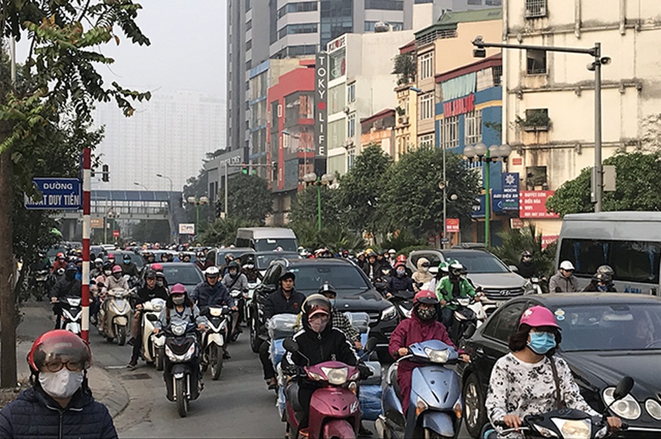 Xe máy “lèn chặt” trên tuyến đường Hà Nội dự định... cấm xe máy - 2 Xe máy “lèn chặt” trên tuyến đường Hà Nội dự định... cấm xe máy - 2