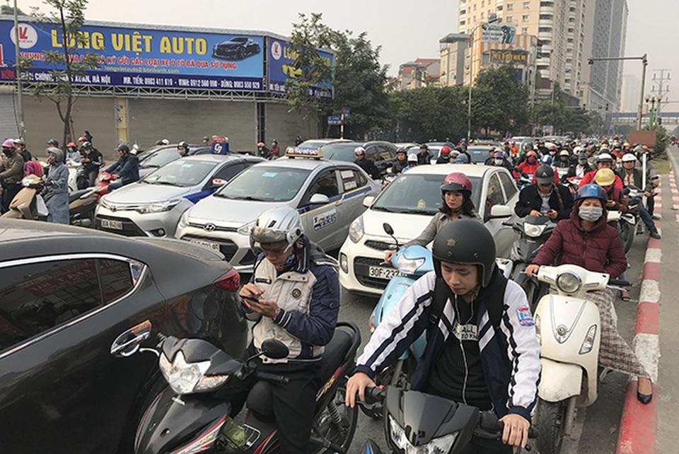 Xe máy “lèn chặt” trên tuyến đường Hà Nội dự định... cấm xe máy - 1 Xe máy “lèn chặt” trên tuyến đường Hà Nội dự định... cấm xe máy - 1