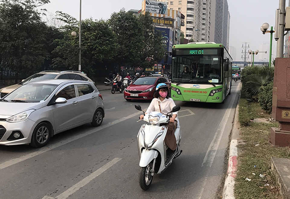 Xe máy “lèn chặt” trên tuyến đường Hà Nội dự định... cấm xe máy - 7 Xe máy “lèn chặt” trên tuyến đường Hà Nội dự định... cấm xe máy - 7