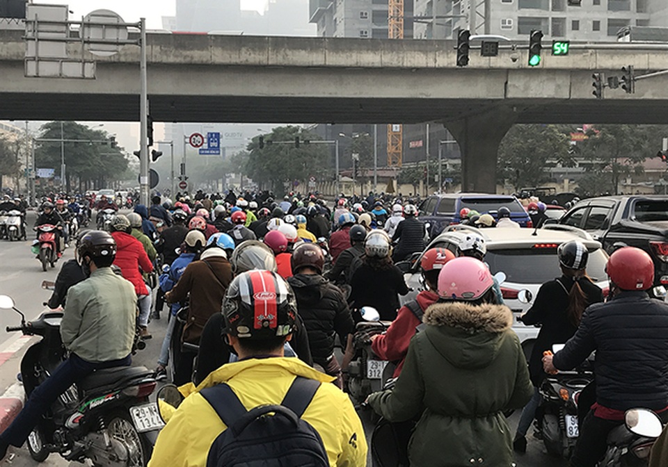 Xe máy “lèn chặt” trên tuyến đường Hà Nội dự định... cấm xe máy - 3 Xe máy “lèn chặt” trên tuyến đường Hà Nội dự định... cấm xe máy - 3