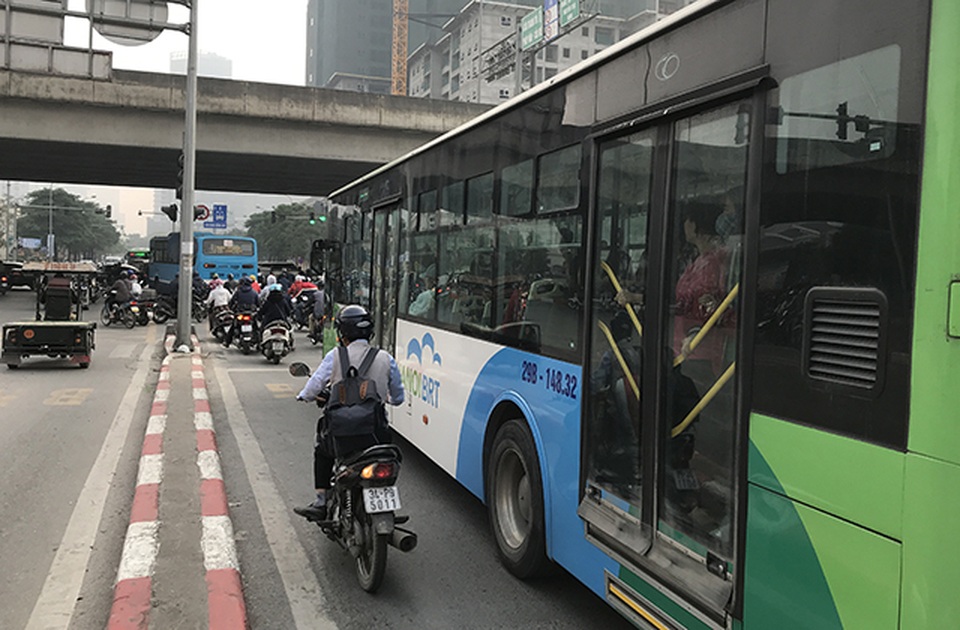 Xe máy “lèn chặt” trên tuyến đường Hà Nội dự định... cấm xe máy - 8 Xe máy “lèn chặt” trên tuyến đường Hà Nội dự định... cấm xe máy - 8