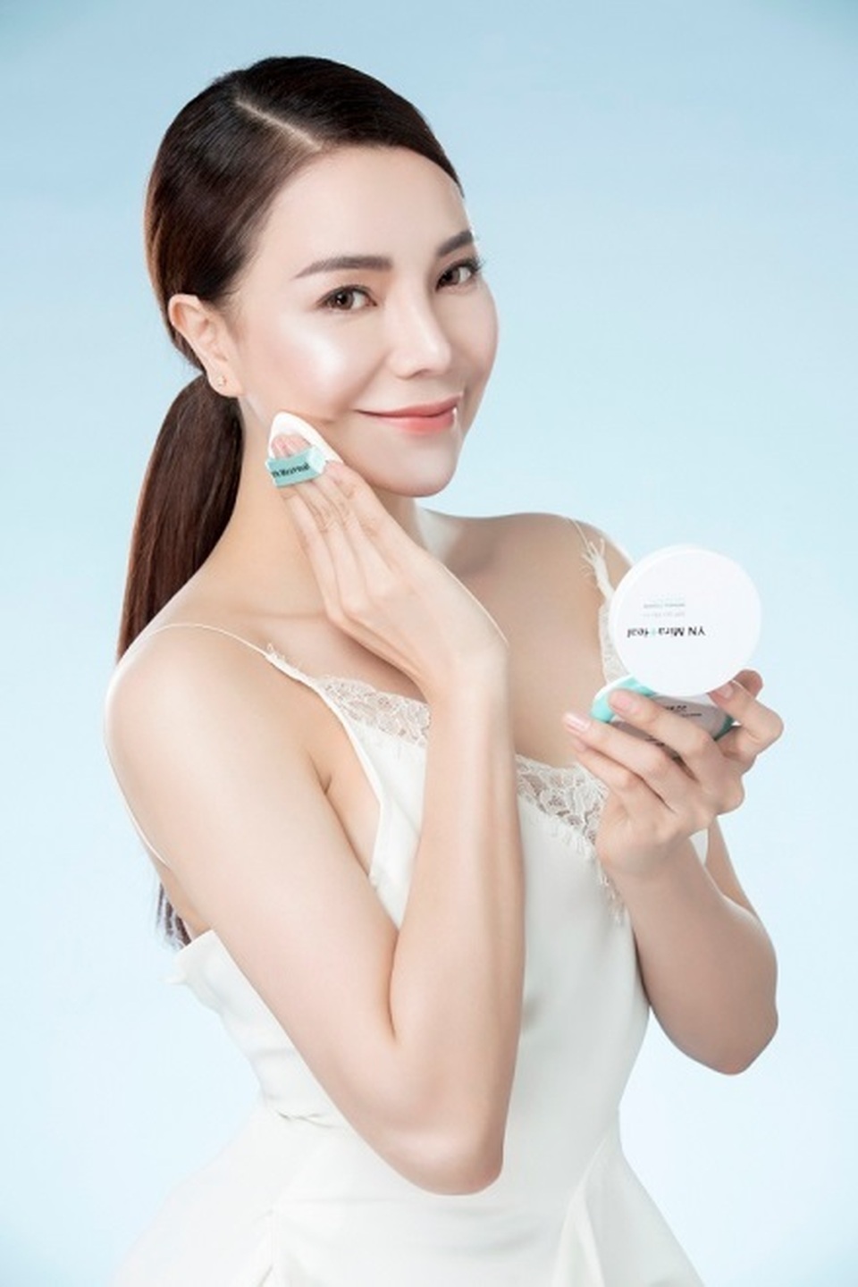 Trà Ngọc Hằng: Dù kinh doanh mĩ phẩm YN Miraheal, tôi vẫn không “xao nhãng” hoạt động nghệ thuật - 3 Trà Ngá»c Hằng: Dù kinh doanh mÄ© phẩm YN Miraheal, tôi vẫn không “xao nhãng†hoạt động nghệ thuáºt - 3