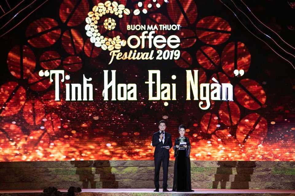 MC Danh Tùng thân thiết bên Hoa hậu H’ Hen Nie - 2 MC Danh Tùng thân thiết bên Hoa hậu H’ Hen Nie - 2