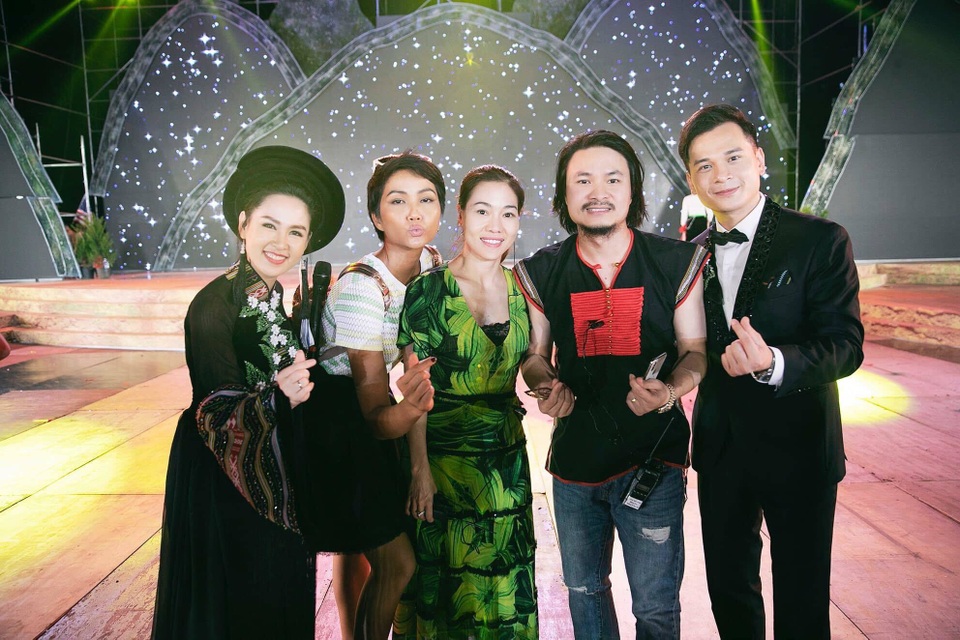 MC Danh Tùng thân thiết bên Hoa hậu H’ Hen Nie - 4 MC Danh Tùng thân thiết bên Hoa hậu H’ Hen Nie - 4