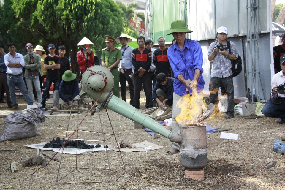 Độc lạ màn trình diễn đúc cồng chiêng Êđê - 2 Độc lạ màn trình diễn đúc cồng chiêng Êđê - 2