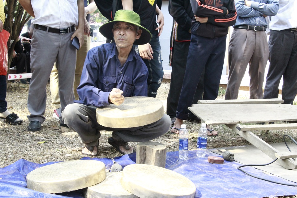 Độc lạ màn trình diễn đúc cồng chiêng Êđê - 7 Độc lạ màn trình diễn đúc cồng chiêng Êđê - 7