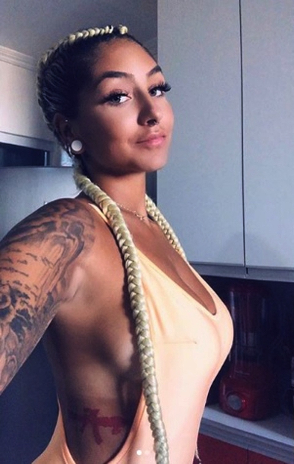 Ngắm cô đào bốc lửa vừa dính tin đồn tình ái với Neymar - 3 Ngắm cô đào bốc lửa vừa dính tin đồn tình ái với Neymar - 3
