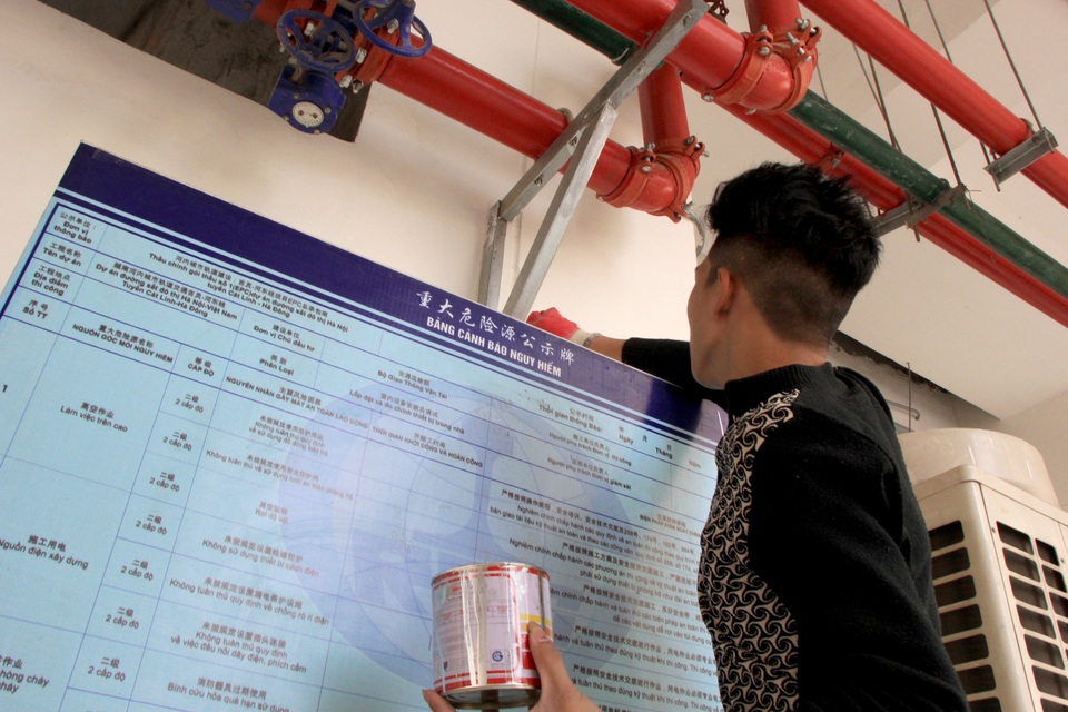 Cận cảnh người nhện gấp rút vệ sinh ga Cát Linh - Hà Đông - 10 Cận cảnh người nhện gấp rút vệ sinh ga Cát Linh - Hà Đông - 10