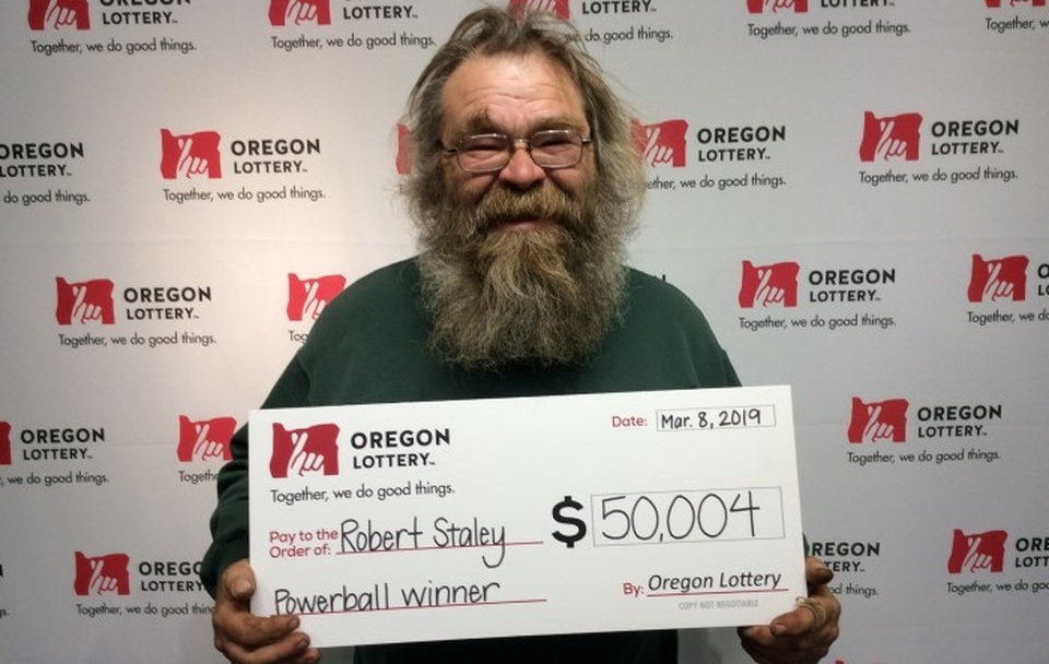 Ông Robert Staley nhận giải thưởng tại Xổ số Oregon. Ông Robert Staley nhận giải thưởng tại Xổ số Oregon.