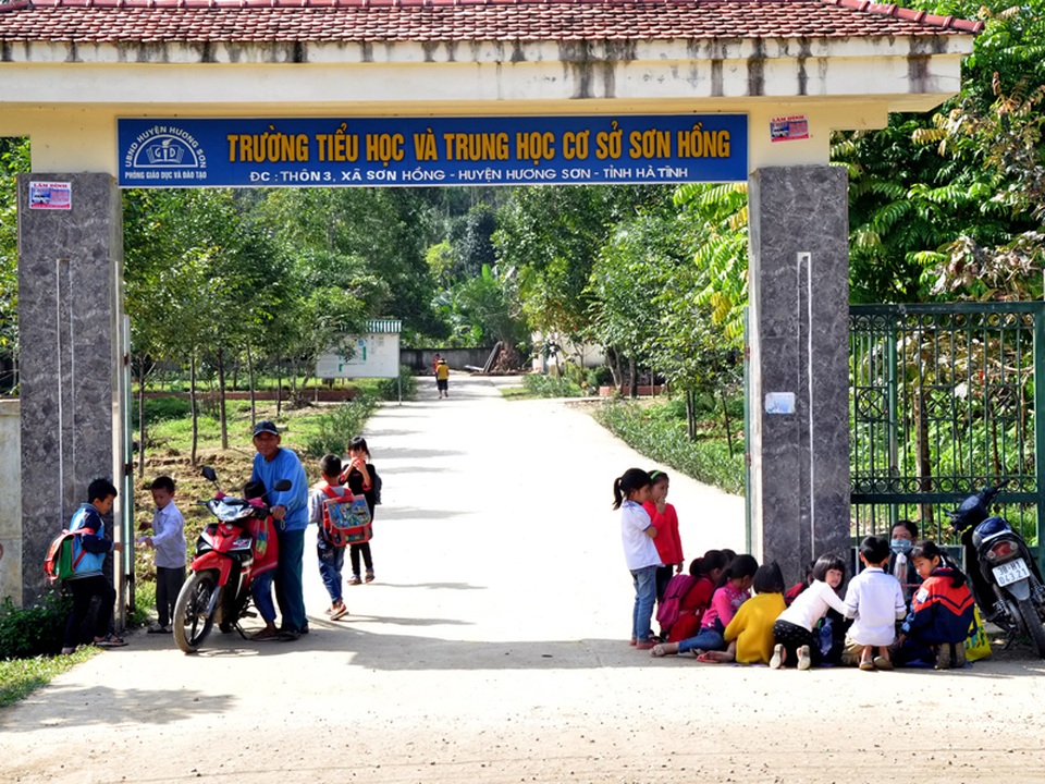 Học sinh tiểu học tan lớp phải “vạ vật” chờ xe để về nhà - 1 Học sinh tiểu học tan lớp phải “vạ vật” chờ xe để về nhà - 1