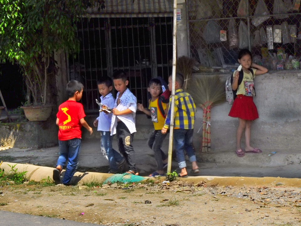 Học sinh tiểu học tan lớp phải “vạ vật” chờ xe để về nhà - 2 Học sinh tiểu học tan lớp phải “vạ vật” chờ xe để về nhà - 2