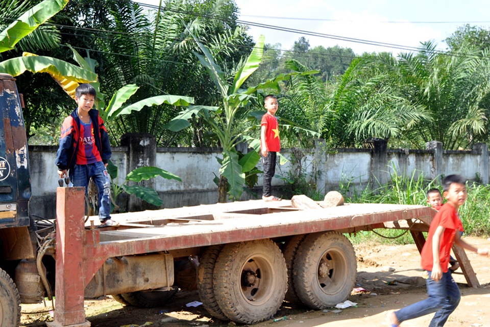 Học sinh tiểu học tan lớp phải “vạ vật” chờ xe để về nhà - 4 Học sinh tiểu học tan lớp phải “vạ vật” chờ xe để về nhà - 4