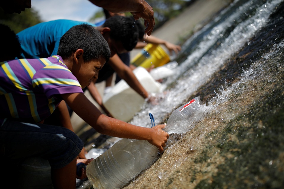 Người Venezuela tuyệt vọng vì mất điện, thiếu nước - 3 Người Venezuela tuyệt vọng vì mất điện, thiếu nước - 3