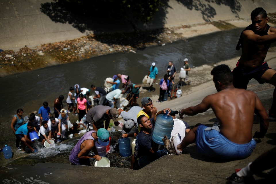 Người Venezuela tuyệt vọng vì mất điện, thiếu nước - 2 Người Venezuela tuyệt vọng vì mất điện, thiếu nước - 2