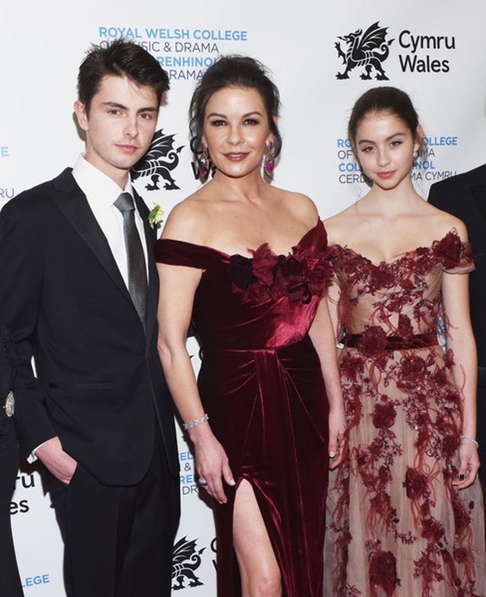 Con gái Catherine Zeta-Jones càng lớn càng xinh đẹp - 1 Con gái Catherine Zeta-Jones càng lớn càng xinh đẹp - 1