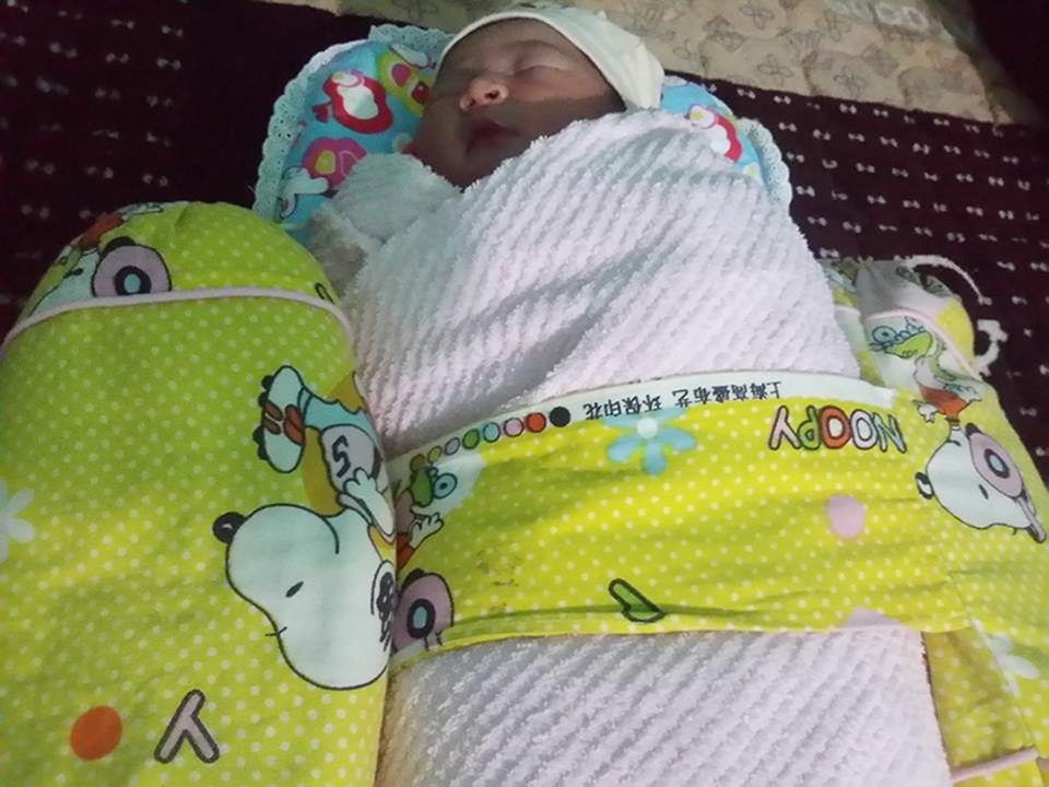 Bé gái sơ sinh bụ bẫm bị bỏ trong túi nilon nằm bên vệ đường - 1 Bé gái sơ sinh bụ bẫm bị bỏ trong túi nilon nằm bên vệ đường - 1
