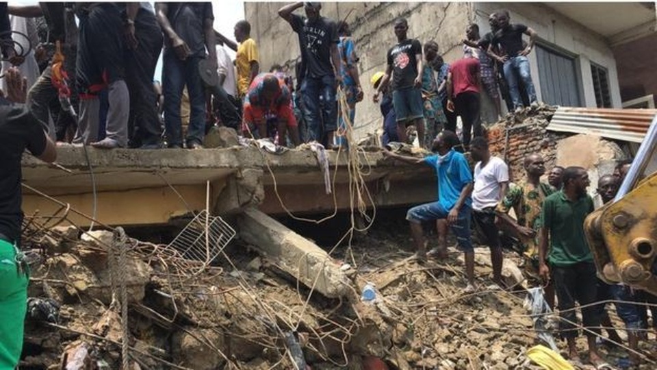 Trường học đổ sập tại Nigeria, 100 học sinh nghi bị chôn vùi - 6 Trường học đổ sập tại Nigeria, 100 học sinh nghi bị chôn vùi - 6