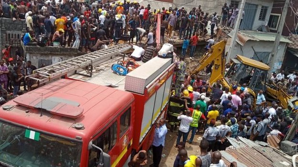 Trường học đổ sập tại Nigeria, 100 học sinh nghi bị chôn vùi - 4 Trường học đổ sập tại Nigeria, 100 học sinh nghi bị chôn vùi - 4