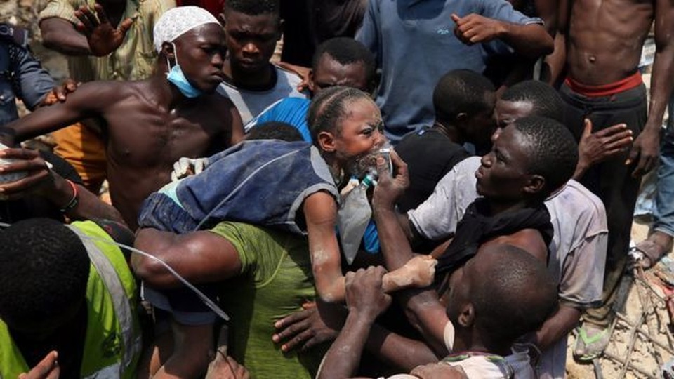 Trường học đổ sập tại Nigeria, 100 học sinh nghi bị chôn vùi - 2 Trường học đổ sập tại Nigeria, 100 học sinh nghi bị chôn vùi - 2