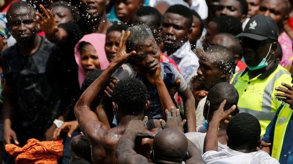 Trường học đổ sập tại Nigeria, 100 học sinh nghi bị chôn vùi - 7 Trường học đổ sập tại Nigeria, 100 học sinh nghi bị chôn vùi - 7