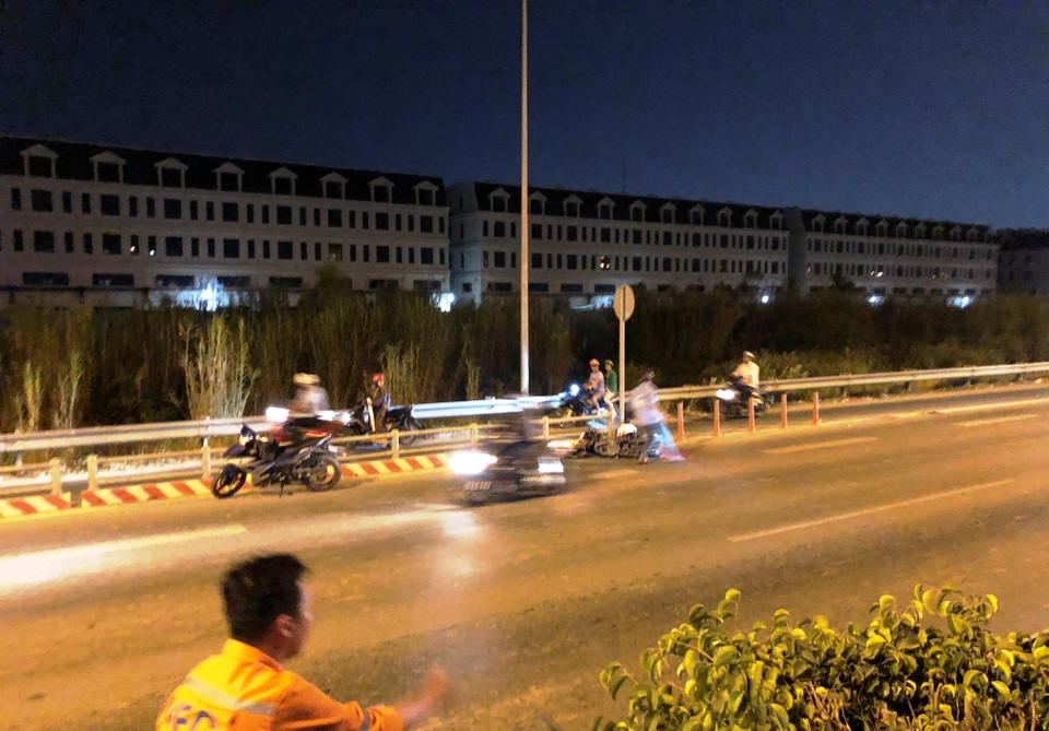 Lao vào dải bê tông đặt giữa đường, người đi xe máy chết thảm - 2 Lao vào dải bê tông đặt giữa đường, người đi xe máy chết thảm - 2