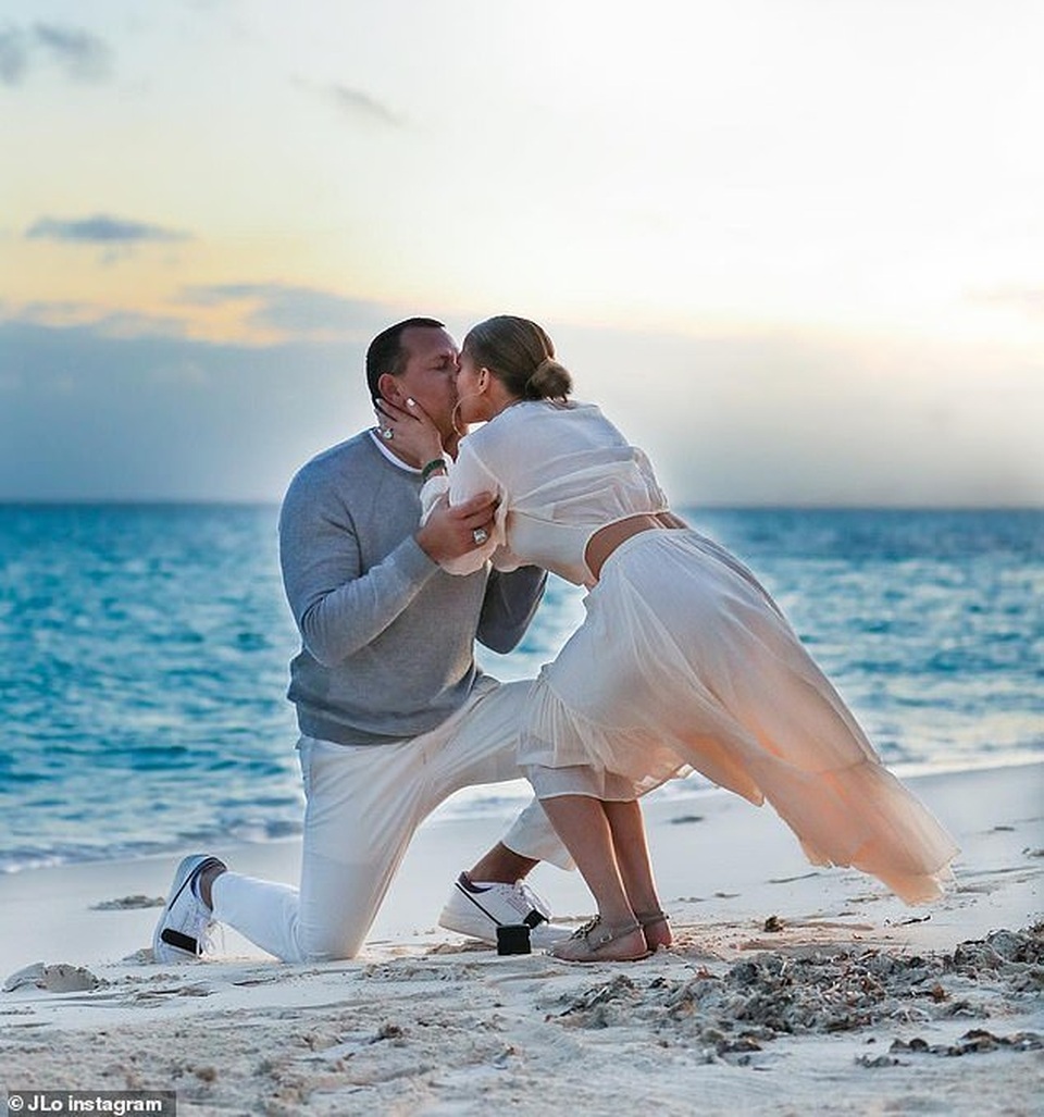 Jennifer Lopez hé lộ khoảnh khắc bồ trẻ cầu hôn - 2