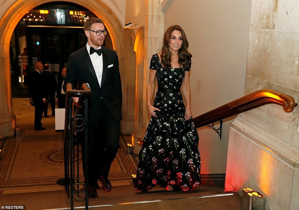 Công nương Kate Middleton khoe dáng siêu thon sau 3 lần sinh nở - 5 Công nương Kate Middleton khoe dáng siêu thon sau 3 lần sinh nở - 5