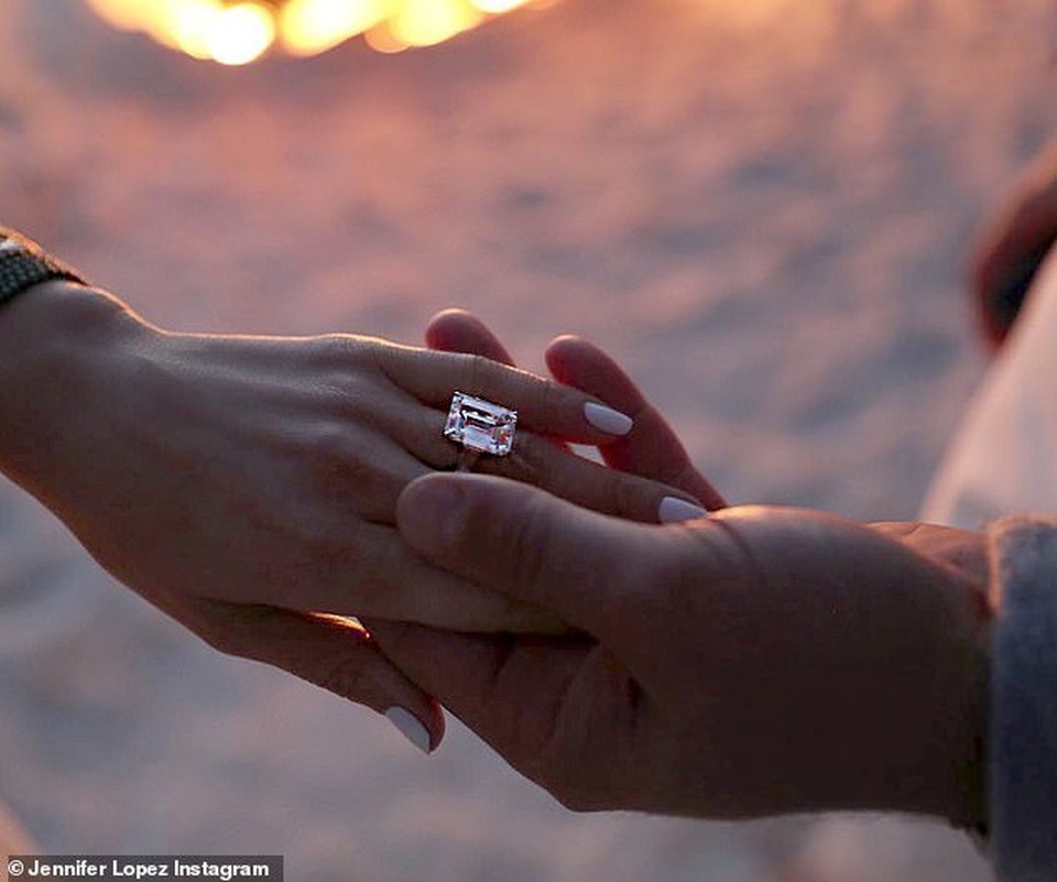 Jennifer Lopez hé lộ khoảnh khắc bồ trẻ cầu hôn - 5