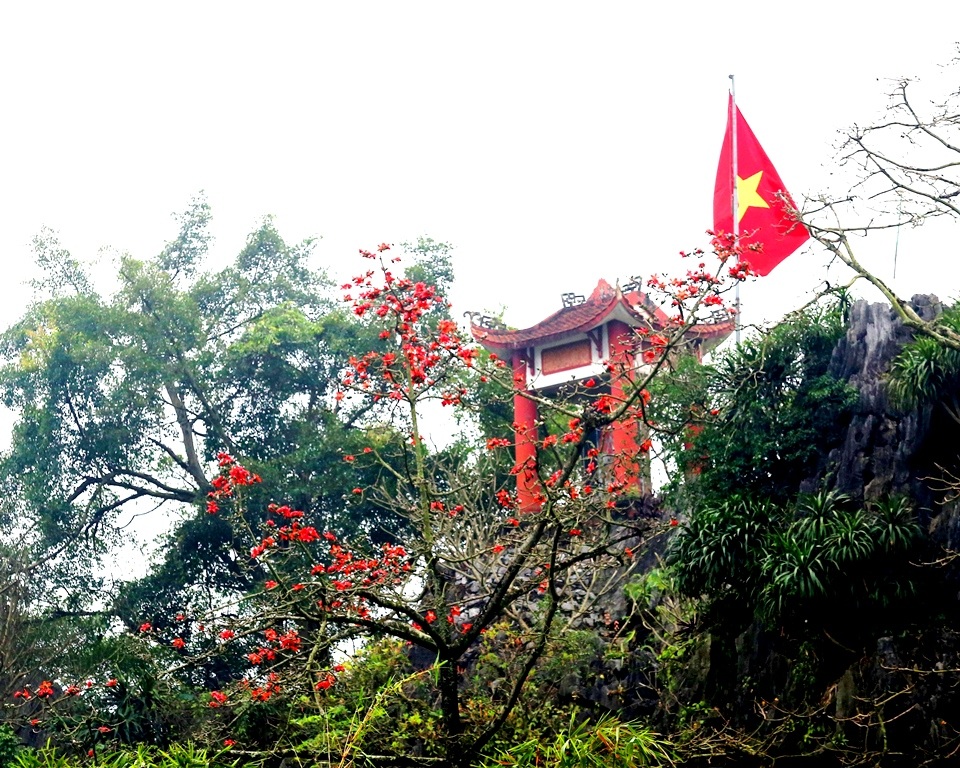 Hoa gạo “thắp lửa” khắp núi rừng Hương Sơn - 3