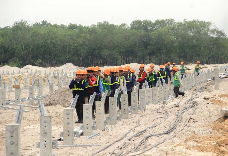 Dự án điện mặt trời ngàn tỷ, kỳ vọng “biến cát trắng… đẻ ra tiền” - 2 Dự án điện mặt trời ngàn tỷ, kỳ vọng “biến cát trắng… đẻ ra tiền” - 2