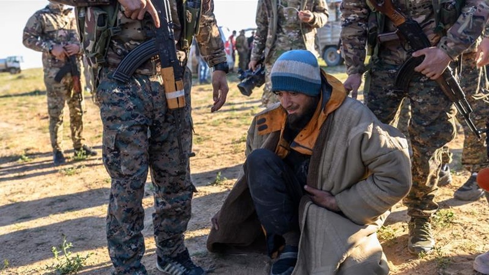 Hơn 3.000 tay súng IS ồ ạt đầu hàng tại thành trì cuối cùng ở Syria - 1 Hơn 3.000 tay súng IS ồ ạt đầu hàng tại thành trì cuối cùng ở Syria - 1