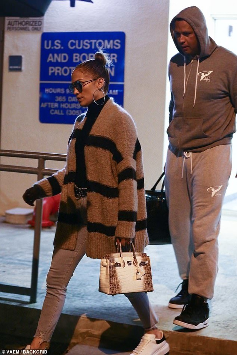 Jennifer Lopez và bạn trai trở về sau kỳ nghỉ ngọt ngào - 1 Jennifer Lopez và bạn trai trở về sau kỳ nghỉ ngọt ngào - 1