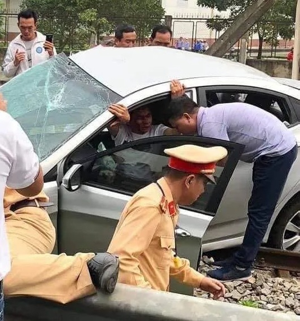 Tàu hỏa tông ô tô, 2 người tử vong - 2 Tàu hỏa tông ô tô, 2 người tử vong - 2