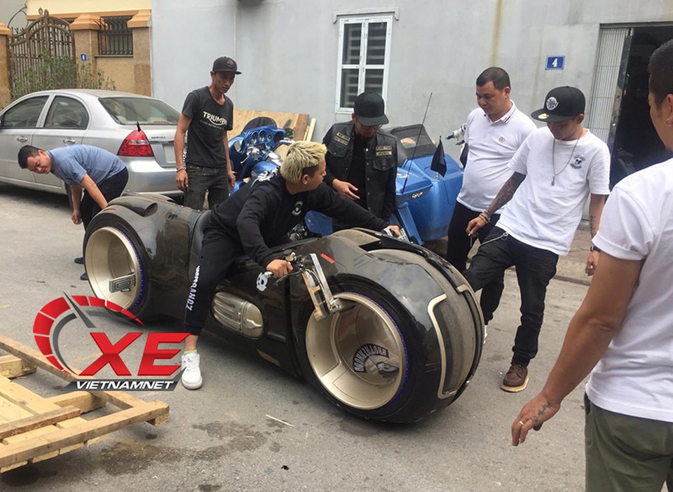 Tay chơi Đức Tào phớ khui siêu mô tô Tron Light Cycle 2,7 tỷ - 2 Tay chơi Đức Tào phớ khui siêu mô tô Tron Light Cycle 2,7 tỷ - 2