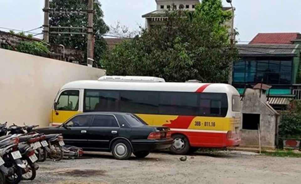 Chủ “nhà xe đầu gấu” đánh nữ hành khách ra trình diện công an - 2 Chủ “nhà xe đầu gấu” đánh nữ hành khách ra trình diện công an - 2