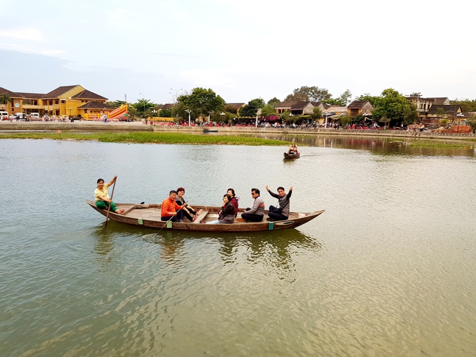 Đi ghe tham quan trên sông Hoài Đi ghe tham quan trên sông Hoài