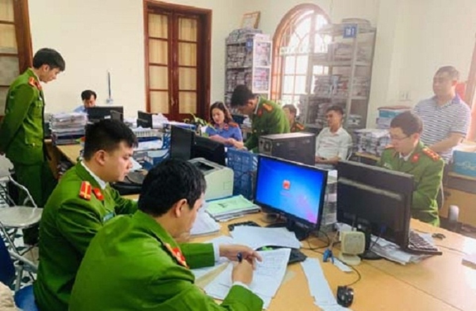 2 cán bộ kiểm kê đất, biến lúa thành... hoa ly, rút ruột 1 tỷ đồng tiền đền bù - 2 2 cán bộ kiểm kê đất, biến lúa thành... hoa ly, rút ruột 1 tỷ đồng tiền đền bù - 2