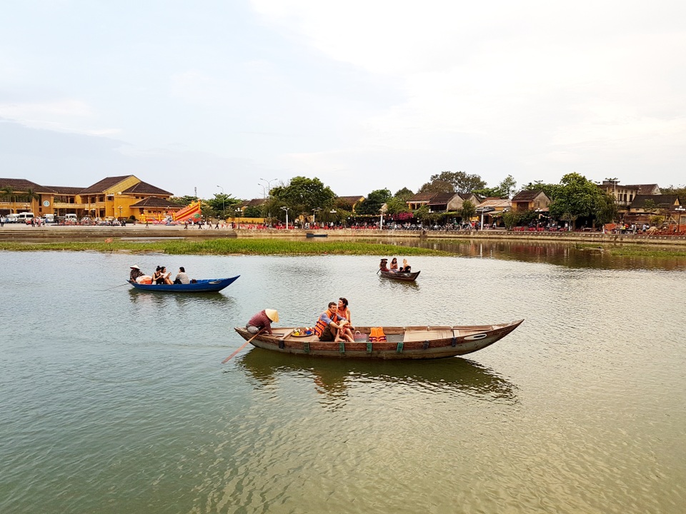 Đi ghe tham quan trên sông Hoài Đi ghe tham quan trên sông Hoài