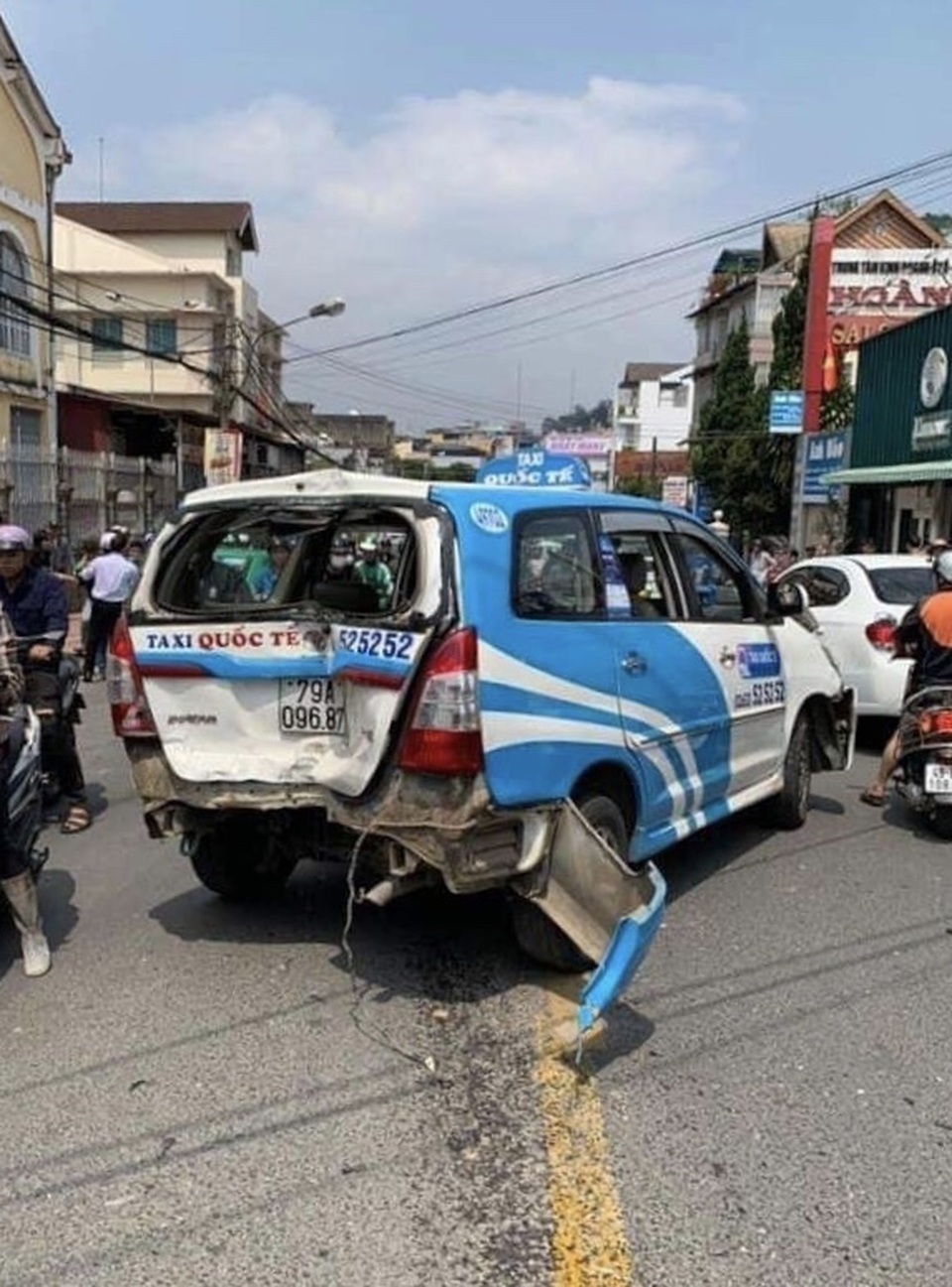 Tài xế ôm vô lăng nhún nhảy sau khi tông hàng loạt ô tô, xe máy - 2 Tài xế ôm vô lăng nhún nhảy sau khi tông hàng loạt ô tô, xe máy - 2