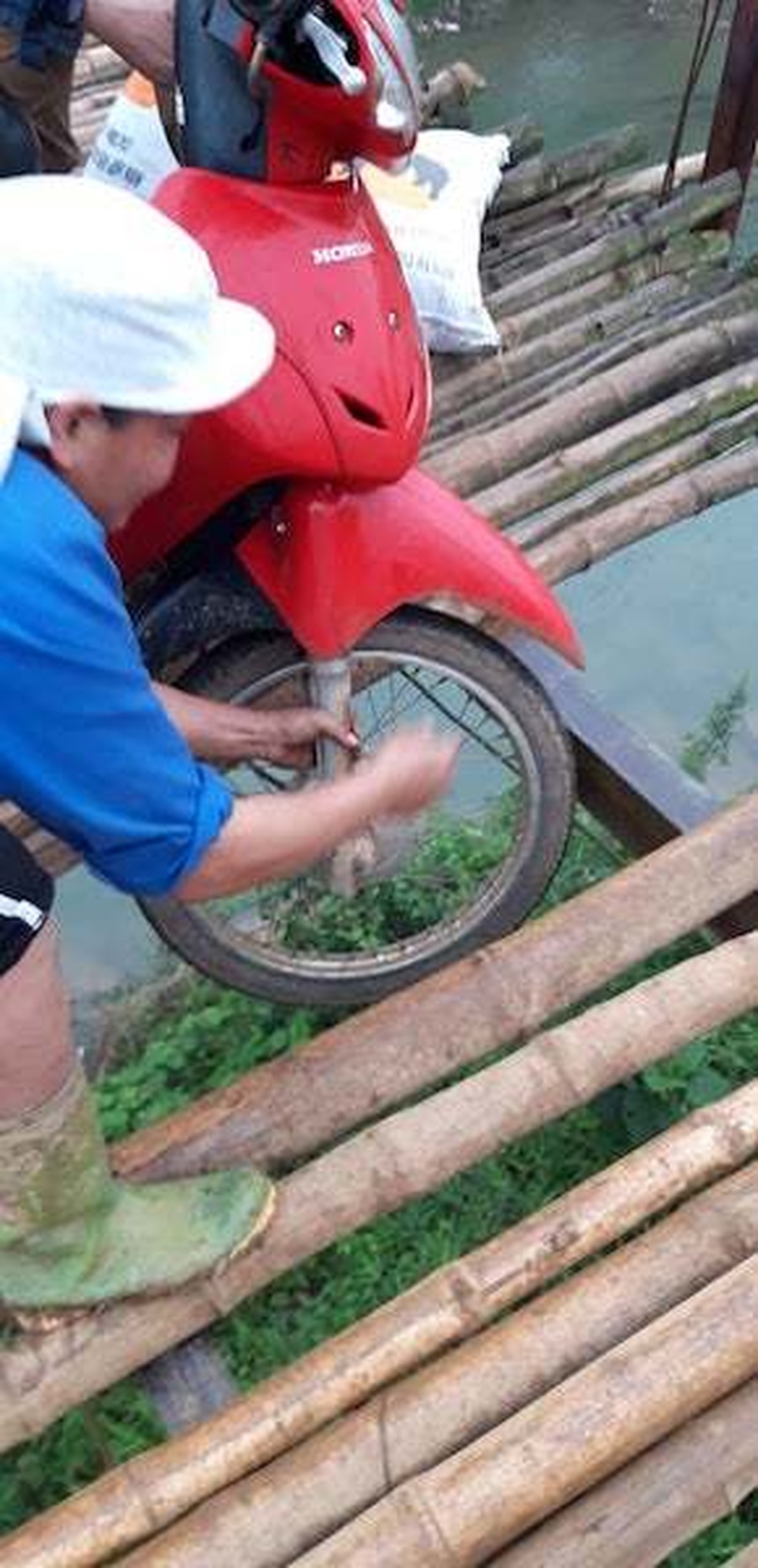 Hoà Bình: Yêu cầu báo cáo vụ cầu treo “tử thần” liên tiếp “nuốt gọn” hàng loạt xe máy - 4 Hoà Bình: Yêu cầu báo cáo vụ cầu treo “tử thần” liên tiếp “nuốt gọn” hàng loạt xe máy - 4