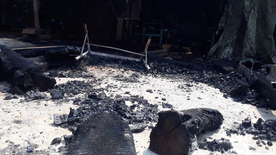 Xưởng gỗ cháy rụi, ông chủ tố bị giang hồ phóng hỏa - 1 Xưởng gỗ cháy rụi, ông chủ tố bị giang hồ phóng hỏa - 1