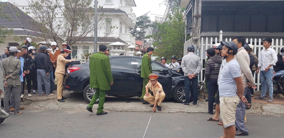 Tài xế ôm vô lăng nhún nhảy sau khi tông hàng loạt ô tô, xe máy - 5 Tài xế ôm vô lăng nhún nhảy sau khi tông hàng loạt ô tô, xe máy - 5