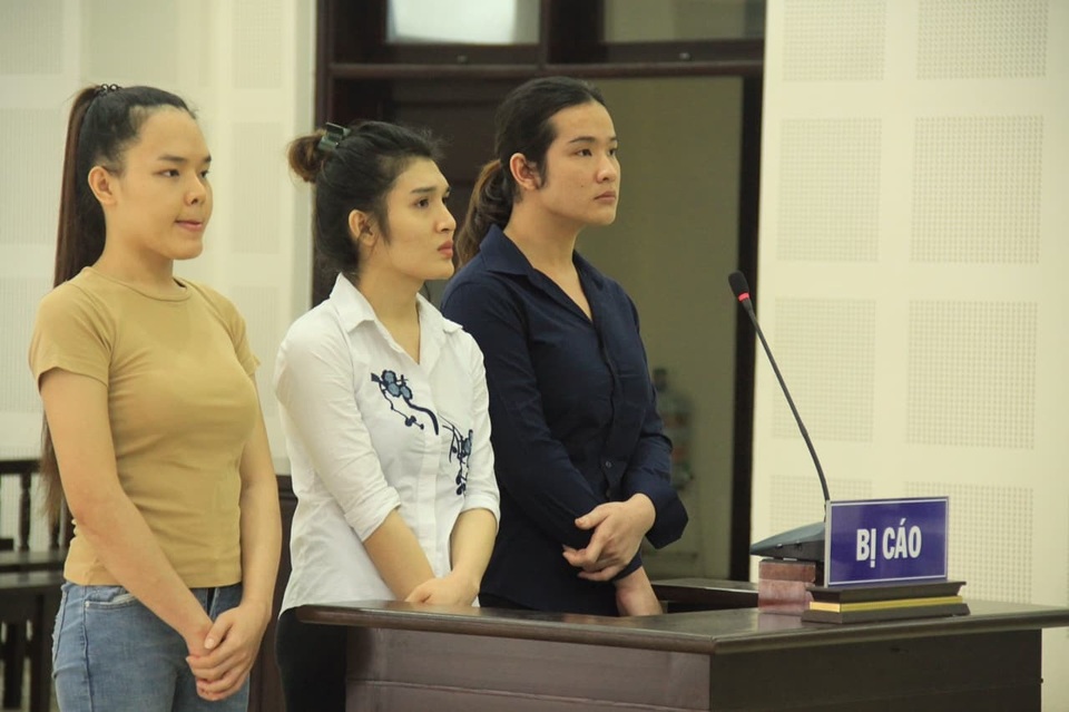 ba bi cao tai phien toa.jpg ba bi cao tai phien toa.jpg