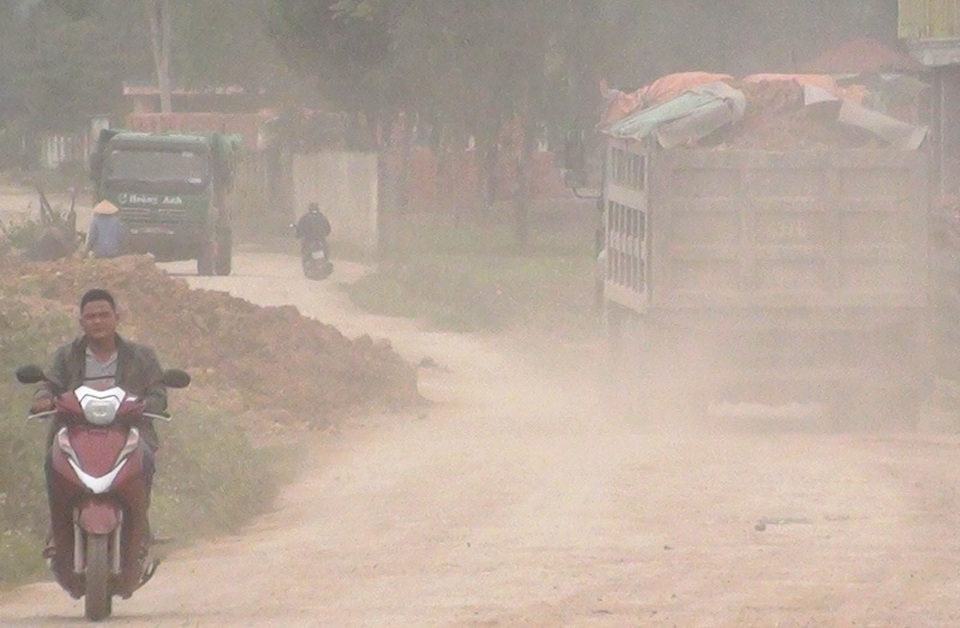 DSC00178.JPG Người dân lãnh đủ bụi bặm từ do quá khổ, quá tải.