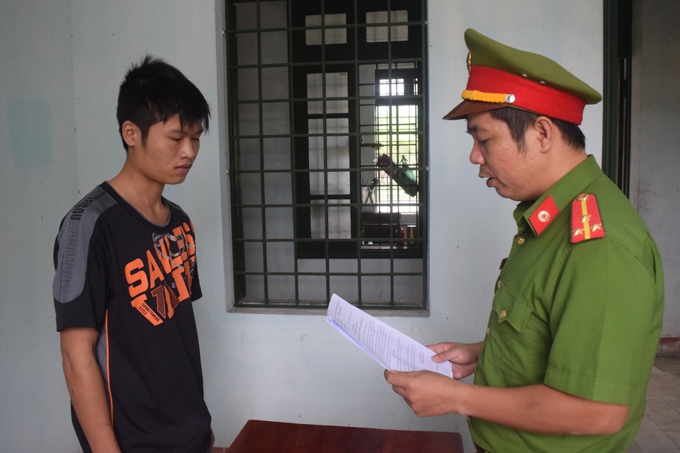 Đâm tài xế xe ôm, cướp tài sản rồi lẩn trốn trong rừng suốt 1 ngày - 1 Đâm tài xế xe ôm, cướp tài sản rồi lẩn trốn trong rừng suốt 1 ngày - 1