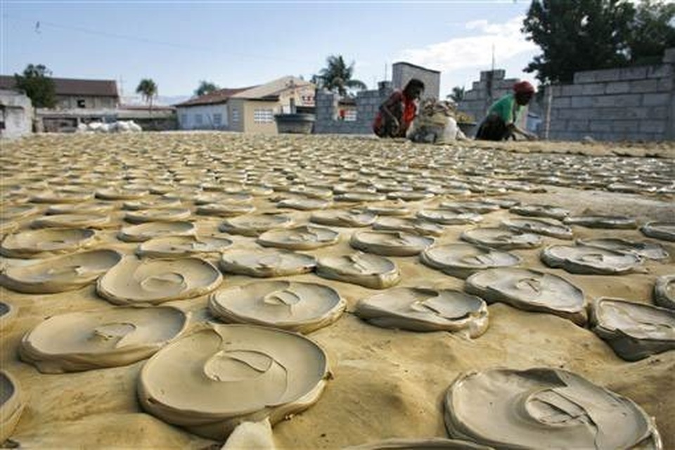 Quá đói, người dân Haiti phải ăn bánh làm từ bùn - 2 Quá đói, người dân Haiti phải ăn bánh làm từ bùn - 2