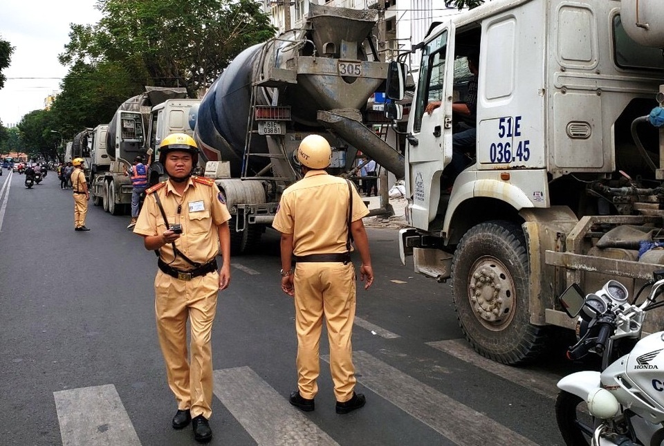 Gần 30 xe bồn “đại náo” trung tâm Sài Gòn, CSGT “tất bật” lập biên bản - 4 Gần 30 xe bồn “đại náo” trung tâm Sài Gòn, CSGT “tất bật” lập biên bản - 4